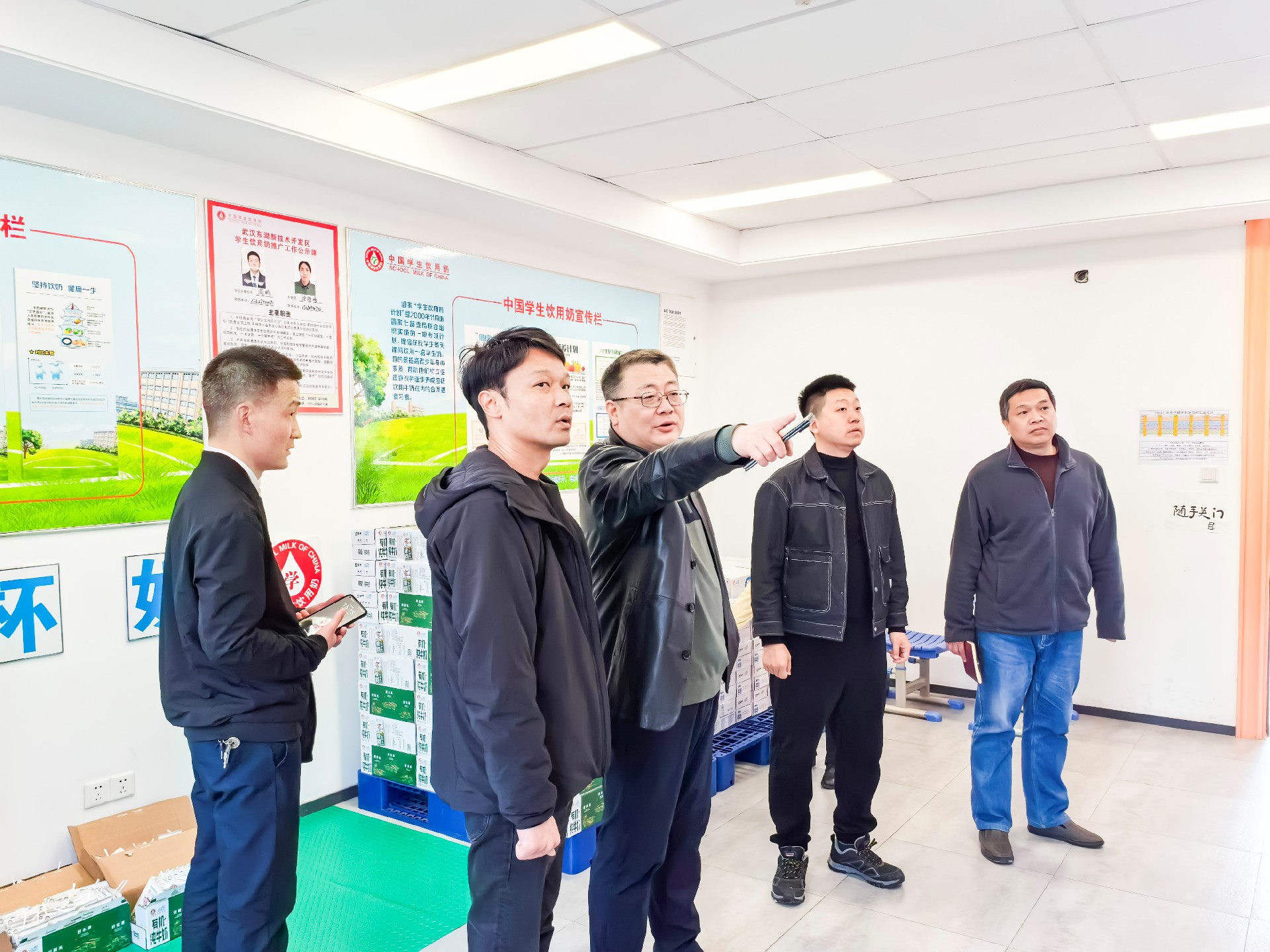1、李军现场指导学生奶专用储藏室建设工作.jpg
